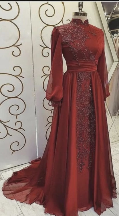 فيديو عرض فستان سهرة أحمر فاخر بتطريز أنيق وقصة طويلة للمناسبات الراقية